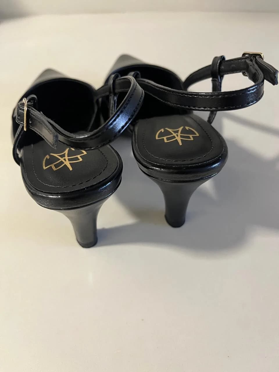 Par de slingbacks CK pretos de salto 6 cm em vista traseira