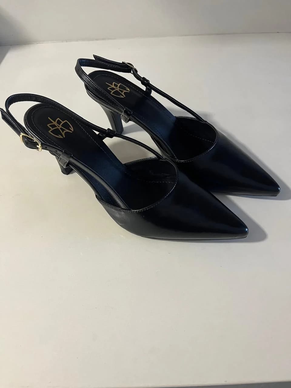 Par de slingbacks CK pretos de salto 6 cm em vista frontal