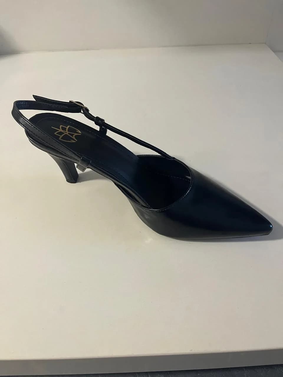Slingback CK preto de salto 6 cm em vista lateral