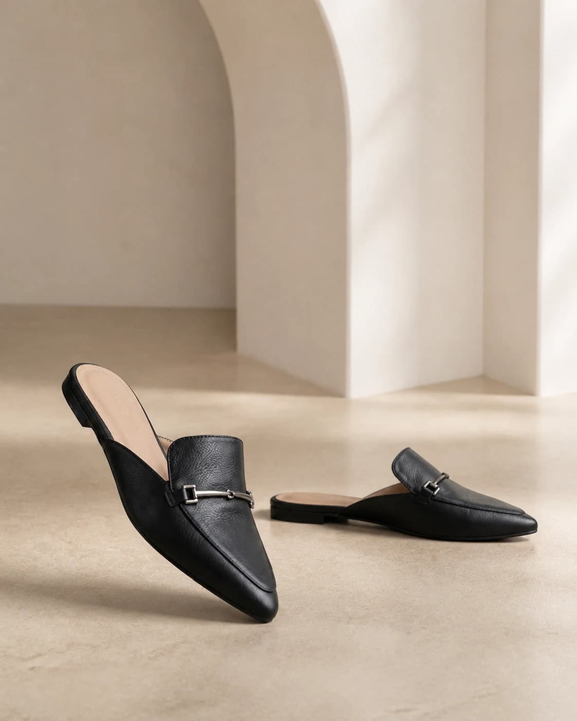 Mule preto atemporal com detalhe metálico