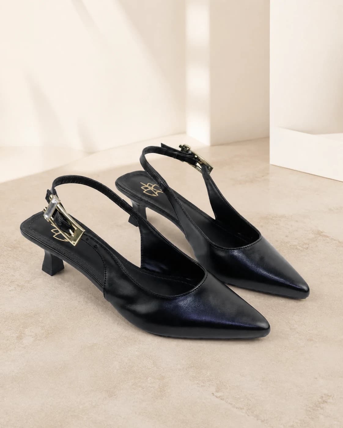 Slingback Santorine preto de bico fino