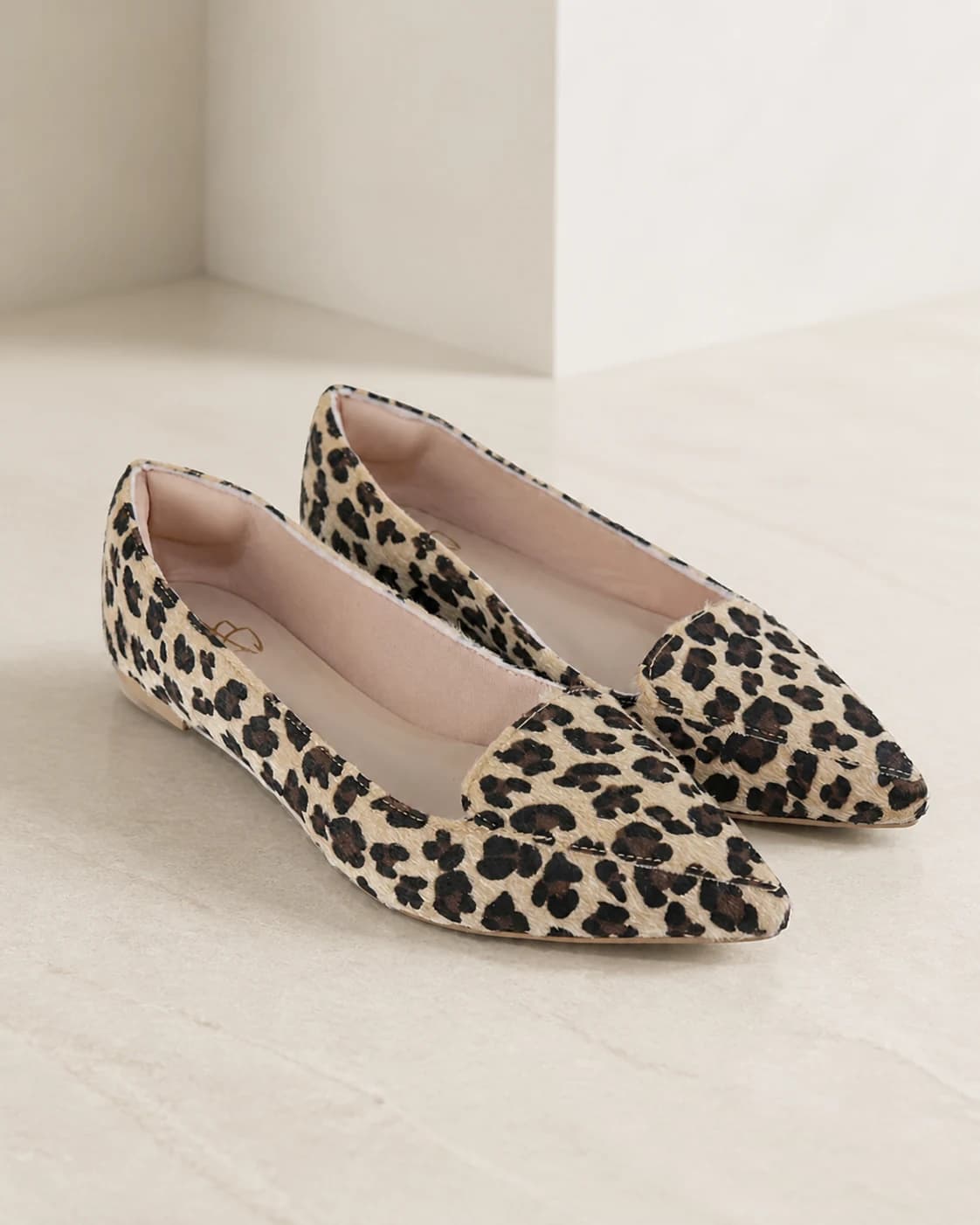 Sapatilha Comfort animal print de bico fino