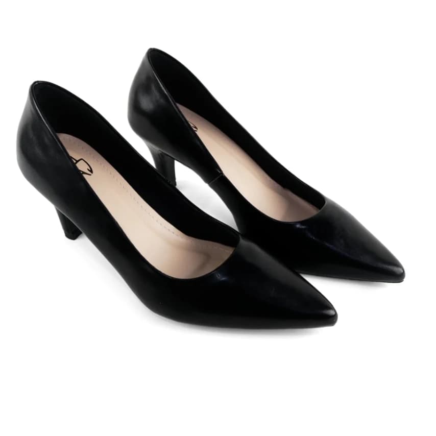 Scarpin LRW preto de salto 6 cm em vista traseira